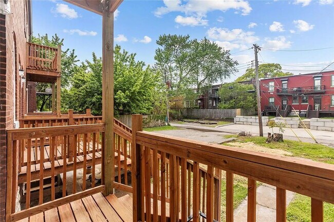 Building Photo - Gorgeous Three Bedrooms\ with IN-UNIT Laun...