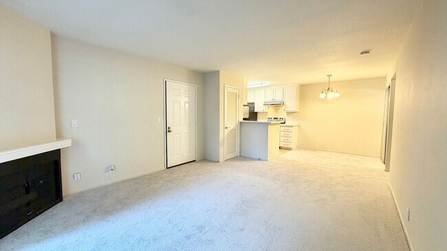 Building Photo - Remodeled 1 Bed 1 Bath Condo. Stainless Steel Appliances. Pool and Hot Tub