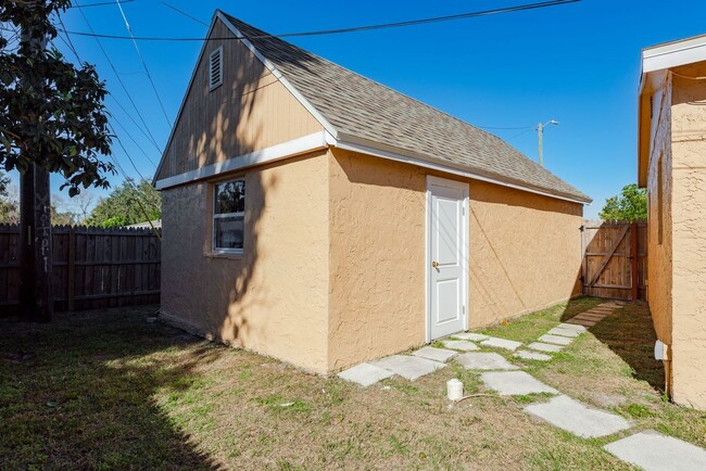 Building Photo - Renovated Home near the Beaches