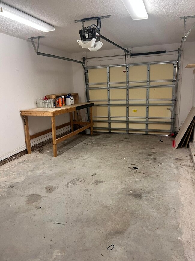 Building Photo - 301 Lakeview Dr