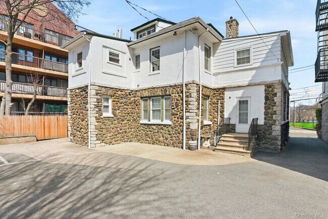 Building Photo - 109 Hillside Pl