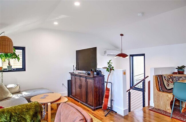 Building Photo - 37 Ring St