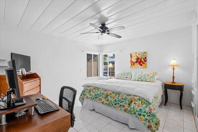 Building Photo - 572 N Calle Marcus