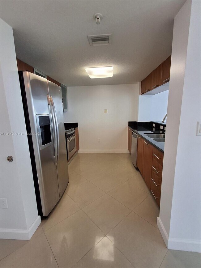 Building Photo - 1800 N Bayshore Dr