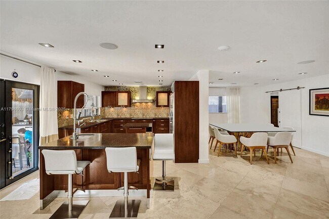 Building Photo - 2075 Ixora Rd