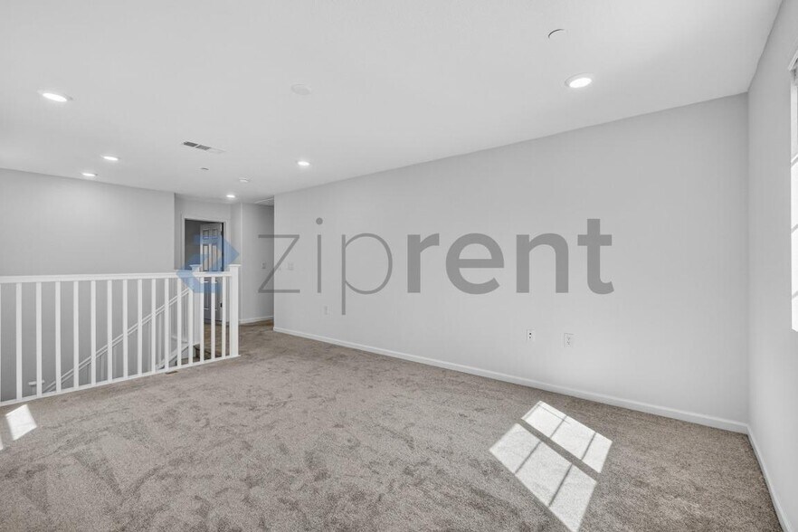 Building Photo - Unit