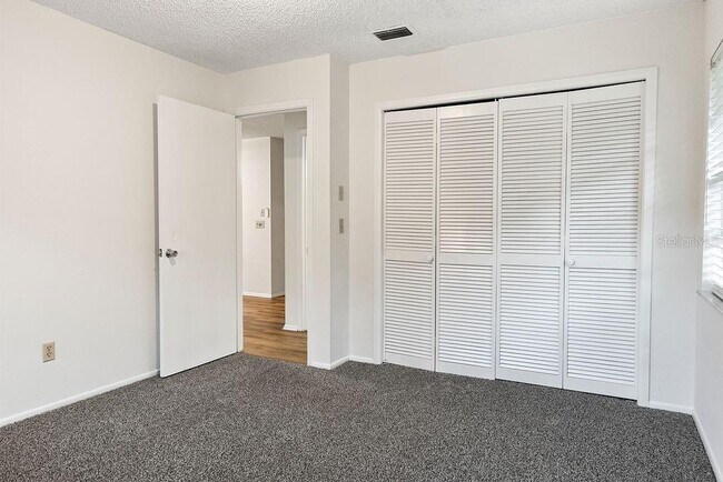 Building Photo - 223 E Fern Dr