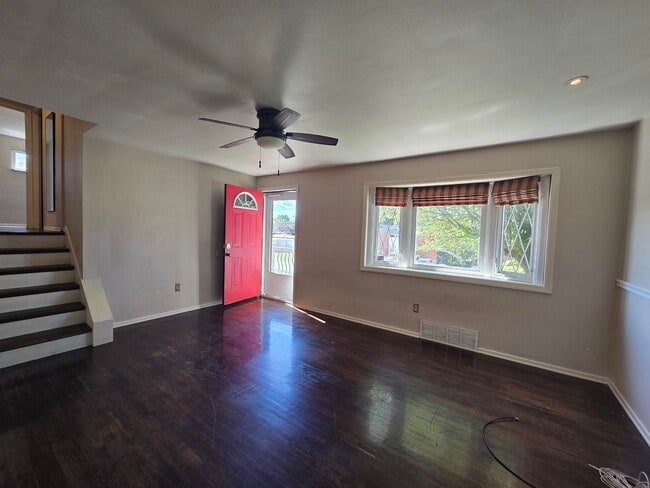 Building Photo - Beautiful 3 Bedroom Home - Garden City
