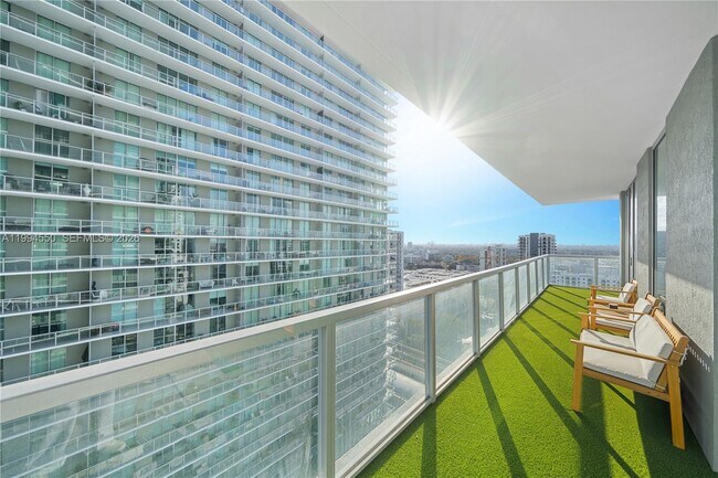 Building Photo - 1111 SW 1st Ave