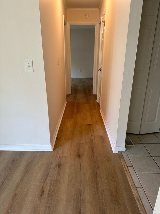 Building Photo - First Floor Forest Gardens - Walk to Beach!