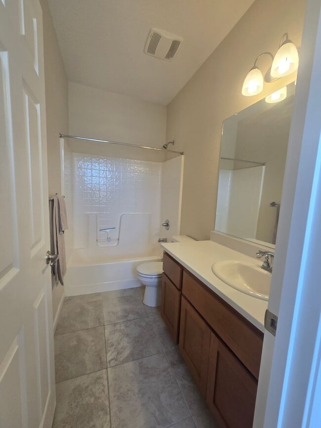 Building Photo - 3 Br 2 Bath Available 12/1