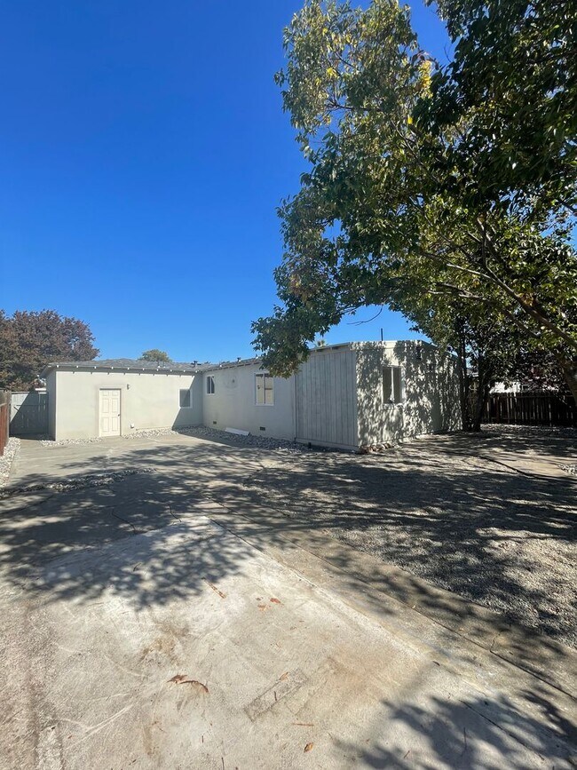 Building Photo - AVAILABLE NOW! 3 BEDROOM/2 BATH IN FAIRFIELD