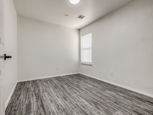 Building Photo - Newly remodeled home in Yukon!