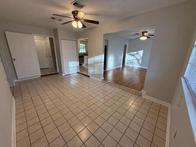 Building Photo - Gulf Breeze - 3 bedroom, 2 bathroom