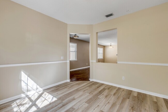 Building Photo - 627 Aeolian Dr