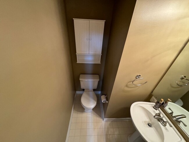 Building Photo - Spacious 3 Bed 3 Bath End-Unit Townhome Wi...