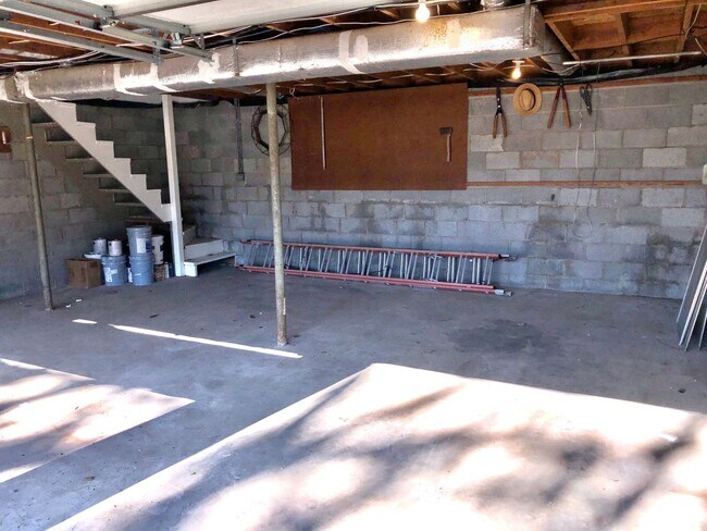 Building Photo - Charming single-level ranch home offers 4 bedrooms and 2 bathrooms in Brentwood