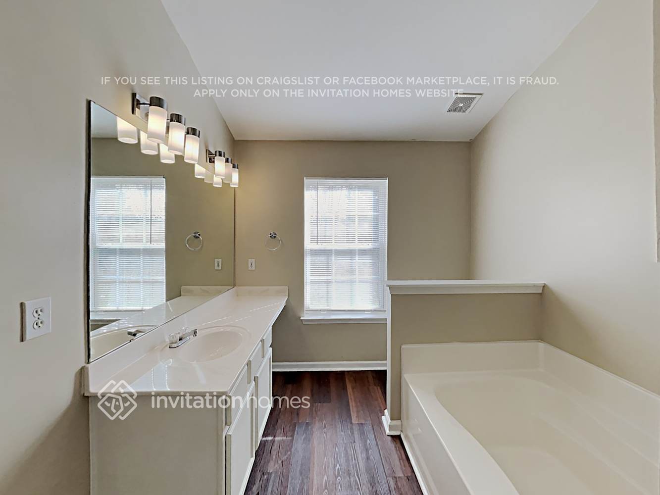 Building Photo - 4012 Edgeview Dr