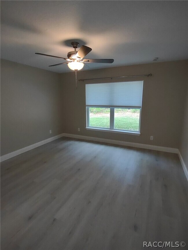 Building Photo - 7708 N Paris Dr