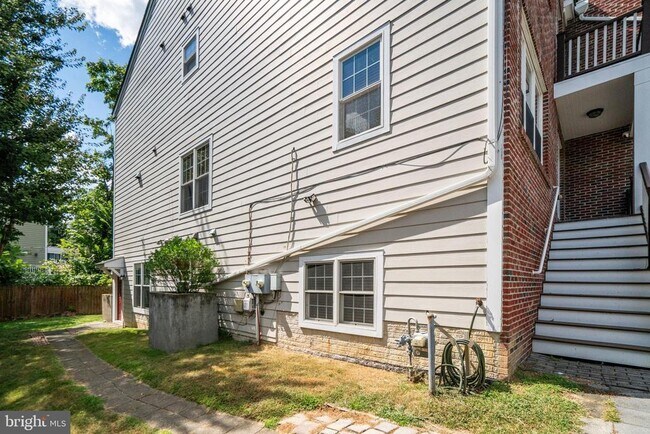 Building Photo - 2056 Shirlington Rd