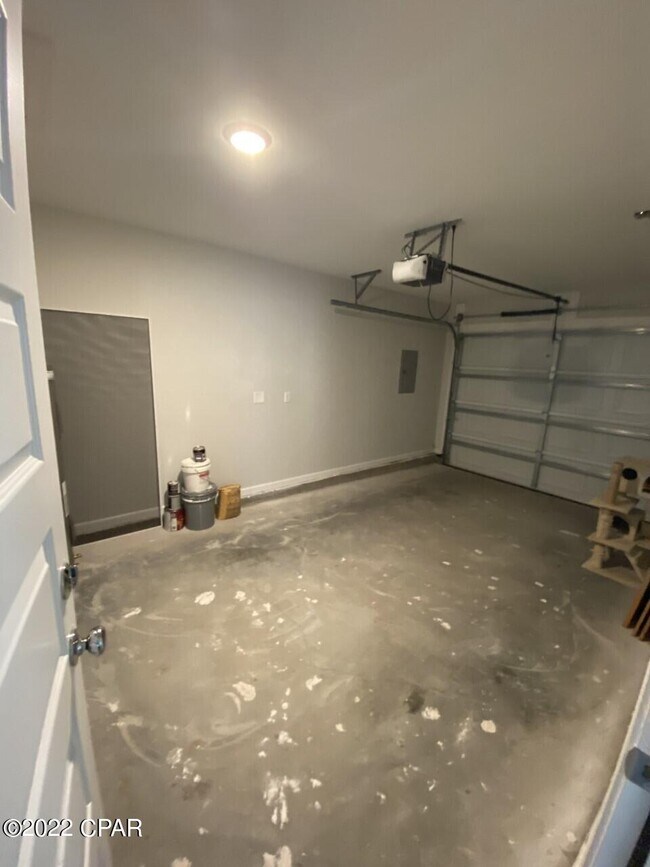 Building Photo - 401 Raven Ln