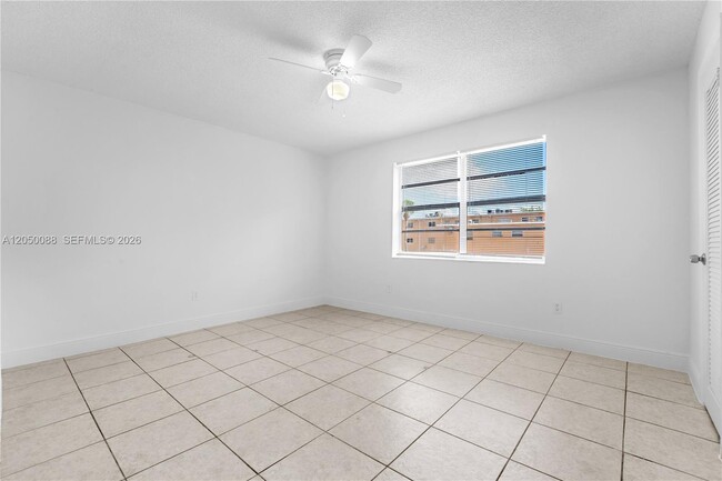 Building Photo - 1305 W 53rd St