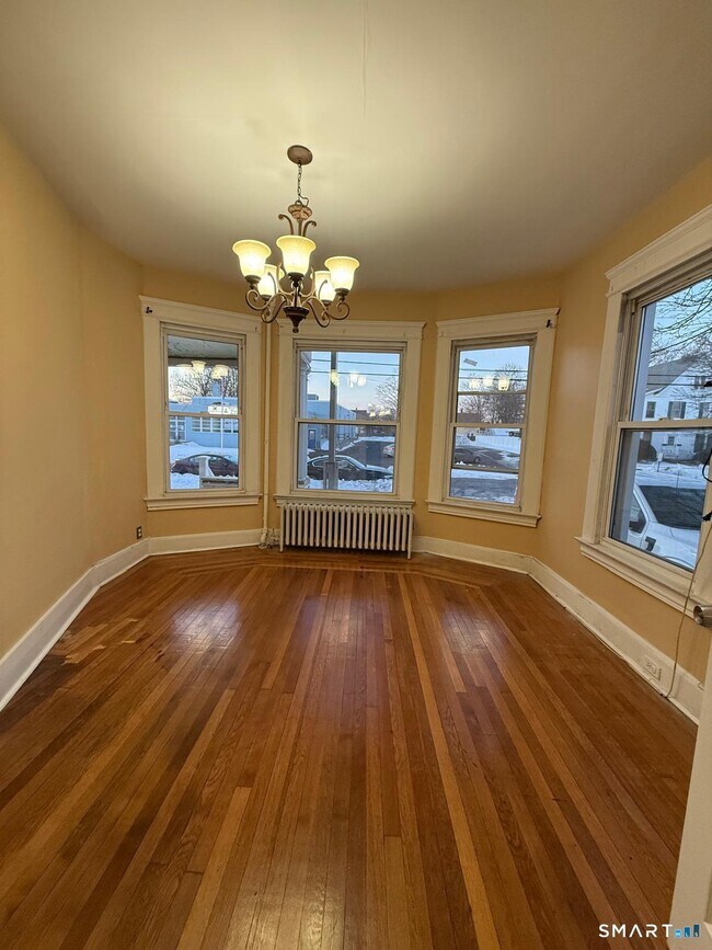 Building Photo - 256 Center St