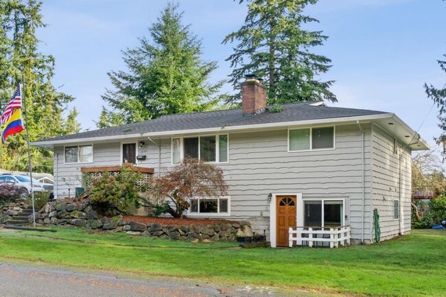 Primary Photo - Mountlake Terrace - Two bed + huge Den - s...