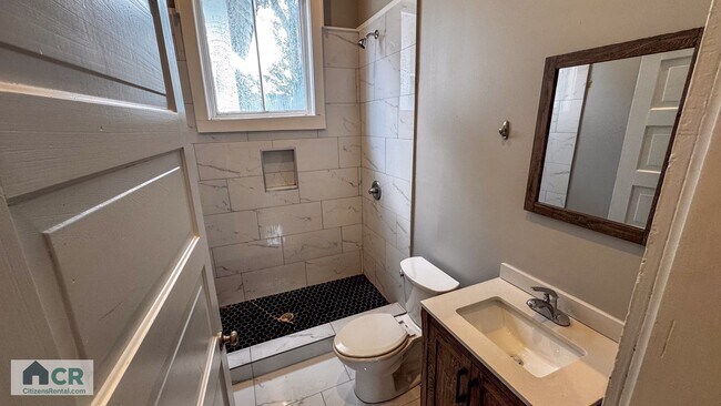 Building Photo - SPACIOUS 5Bed/3Bath just around the corner...