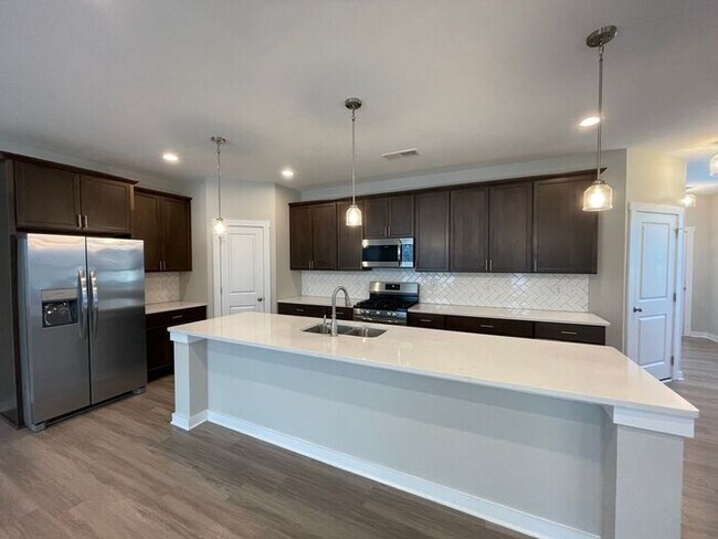 Building Photo - Beautiful Townhome located in Pineville, NC