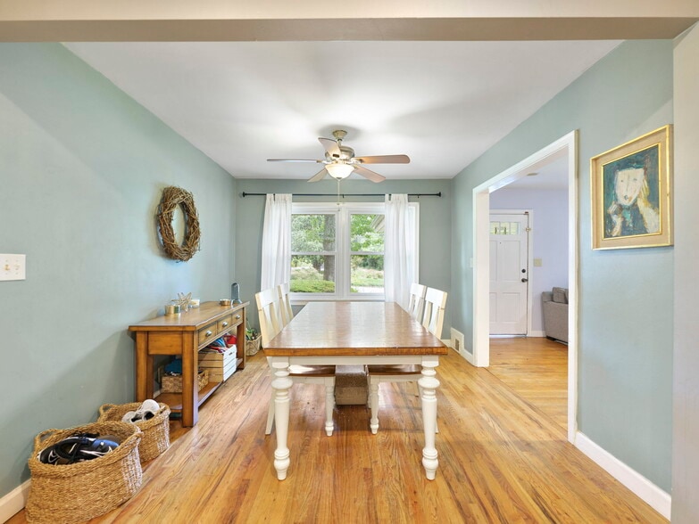 Building Photo - 1870 Briarlake Cir