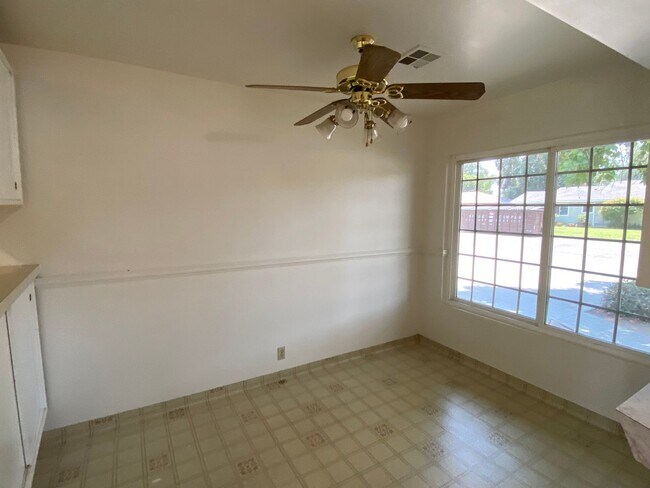 Building Photo - Spacious Visalia home in a well establishe...