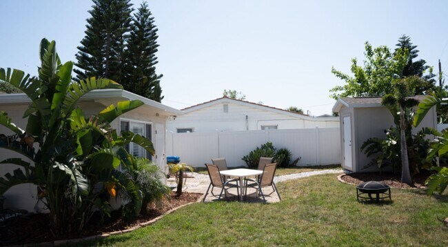 Building Photo - Charming 2 bedroom 1 bathroom beach side home