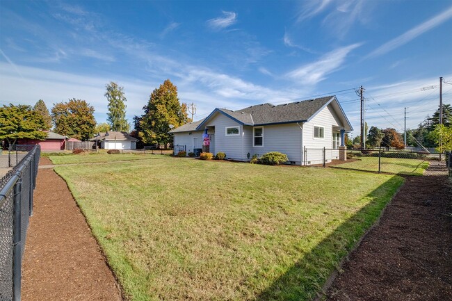 Building Photo - Spacious Single Level in Hillsboro