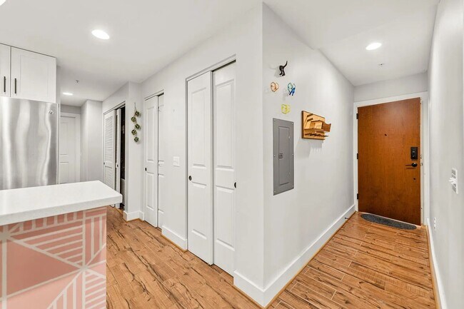 Building Photo - Sunny 1 bed + den 870 sq ft in heart of Petworth!