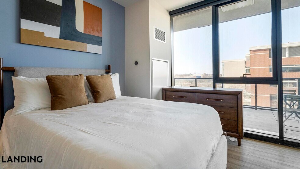 Building Photo - 513 S Damen Ave