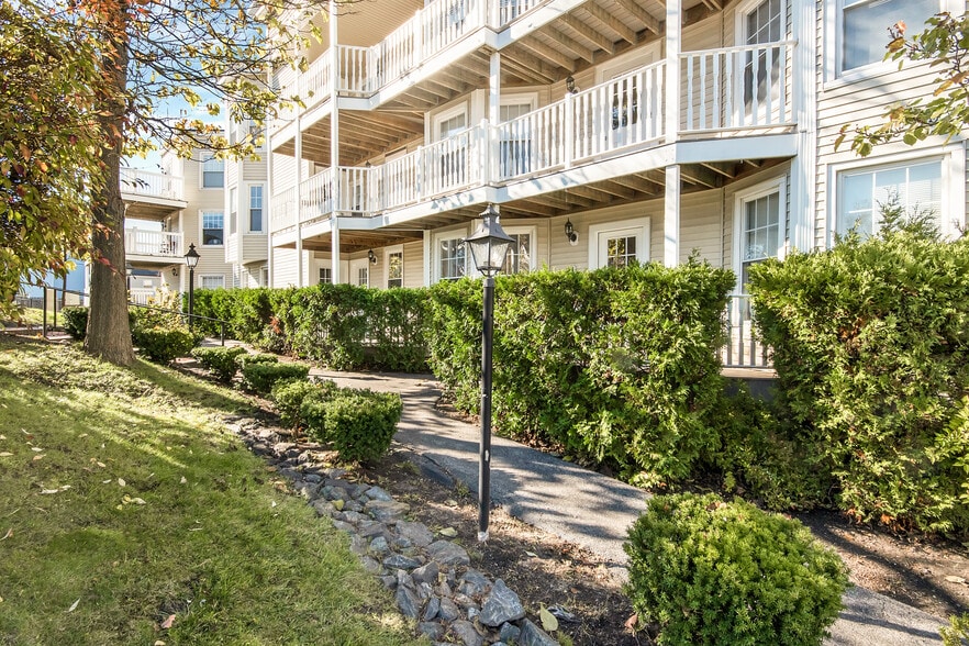 Building Photo - 158 Pearl St