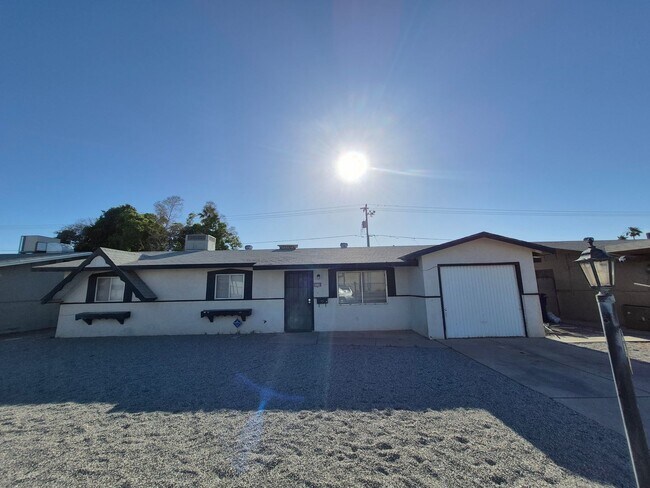 Primary Photo - Large 4 Bed 2 Bath House