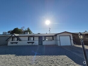Building Photo - Large 4 Bed 2 Bath House