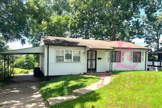 Building Photo - Welcome to your 3 Bedroom 2 Bathroom home!!