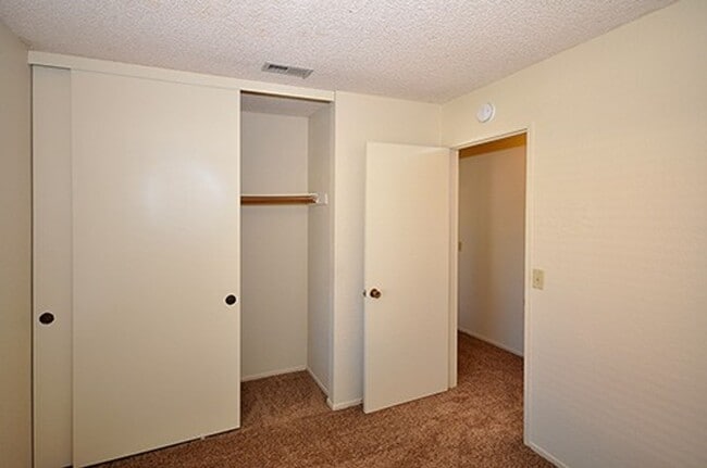 Building Photo - Lovely single level end unit in Tanglewood...