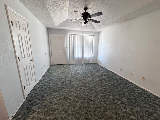 Building Photo - 420 E 9th St