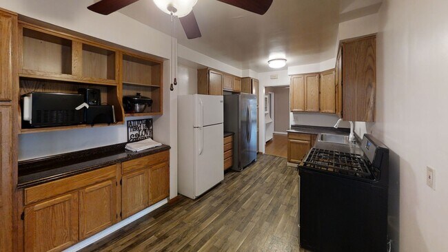 Building Photo - 6BD/3BA on Dorothy Dr!!
