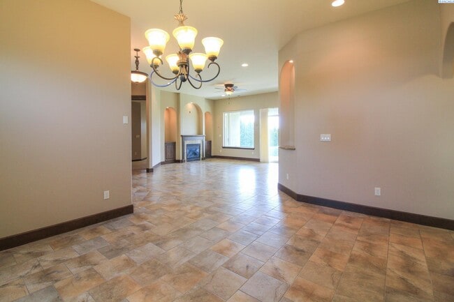 Building Photo - 2 Bed/2.5 Bath Large Horn Rapids Home