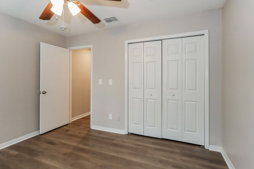 Building Photo - 11504 Robles Del Rio Pl