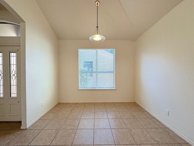 Building Photo - East El Paso 4 bed Refrig A/C!