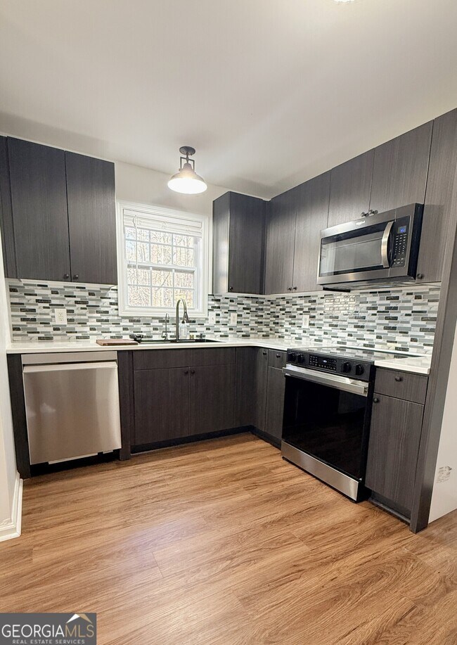 Building Photo - 3395 Woodlake Ln