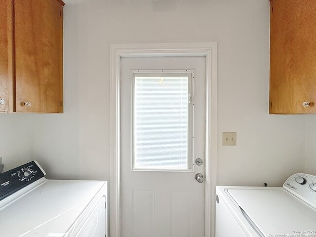 Building Photo - 776 Lookout Dr