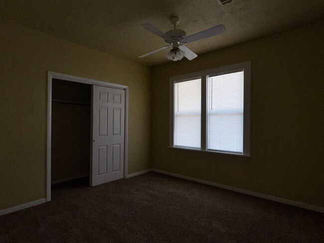 Building Photo - 909 NW Bell- Hot new listing!