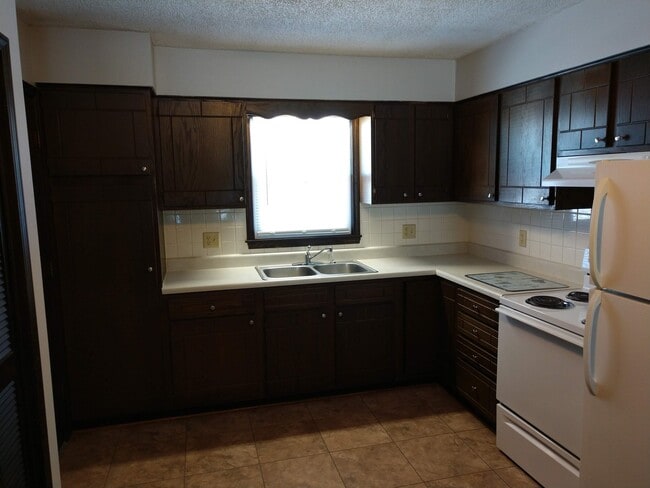 Building Photo - 2 Bedroom Duplex located on East Side of MHK!